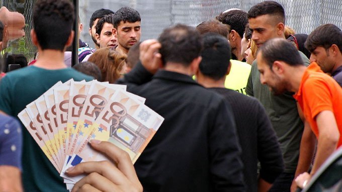 Erste Bezahlkarten-Bilanz: Jeder 4. Migrant arbeitet oder reist ab
