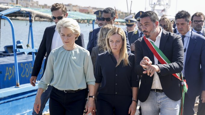 EU-Chefin auf Lampedusa-Stippvisite: Schöne, leere Worte und '10-Punkte-Plan'
