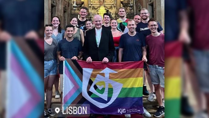 Posieren mit Regenbogen-Flagge: Bischof ködert junge Katholiken für Trans-Agenda