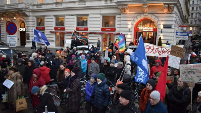 Bewegende Demo gegen Baerbocks Kriegserklärung vor deutscher Botschaft