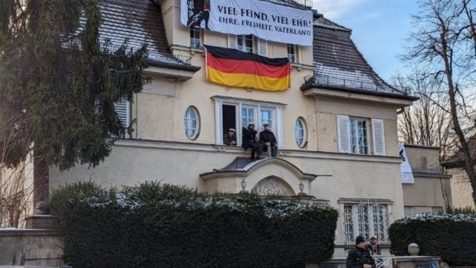 'Viel Feind, viel Ehr': Studenten posieren stolz gegen Hass-Demo in München