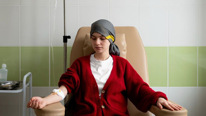 Onkologe über 'Krebs-Bombe' entsetzt: Lockdowns & Impfung als Auslöser?